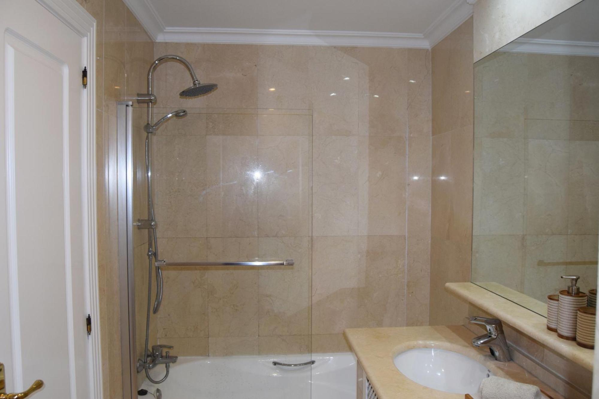 Spacious In Sea View & Shared Pool Marbella