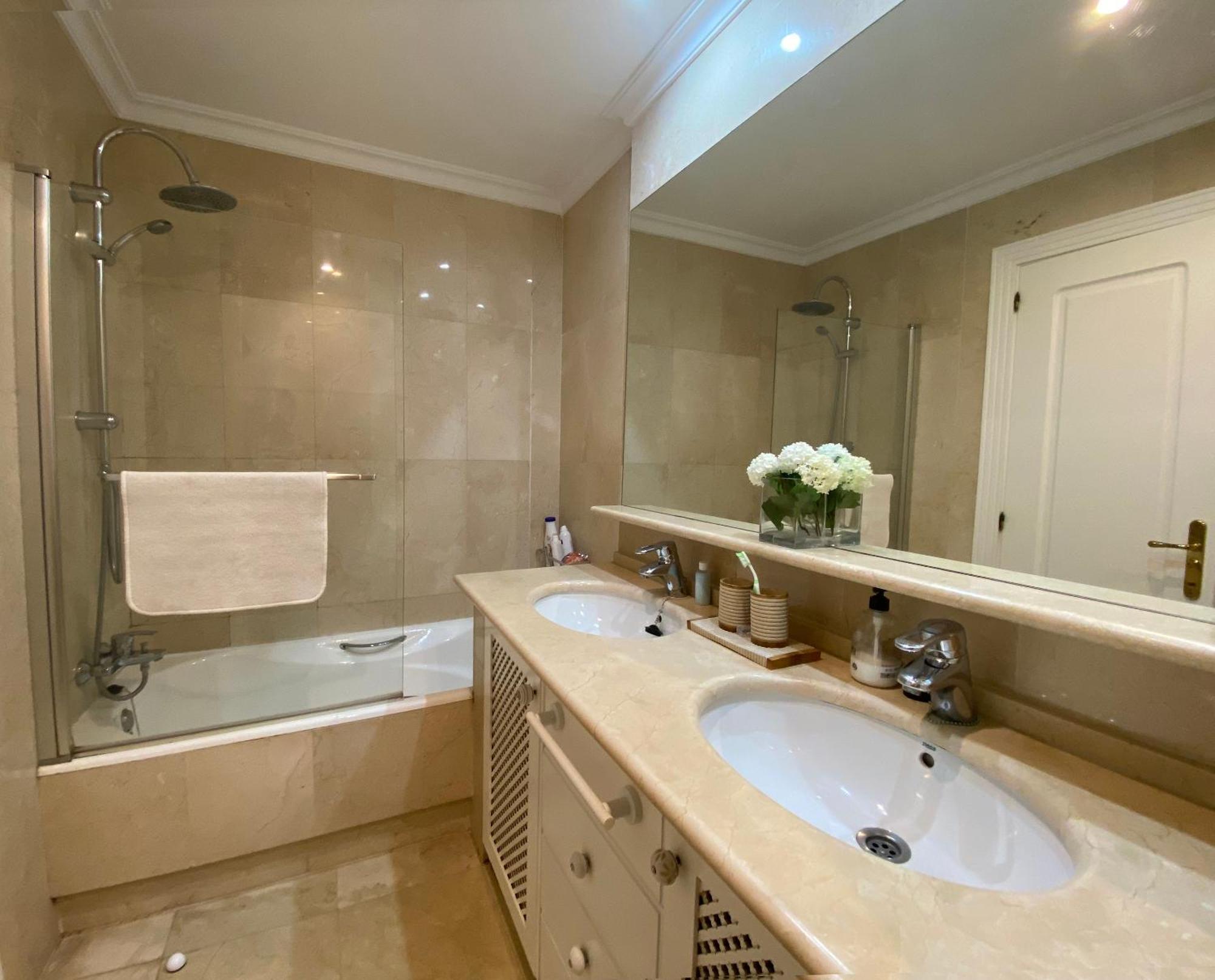 Spacious In Sea View & Shared Pool *